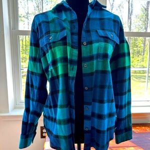 Old navy women’s boyfriend flannel - green/blue